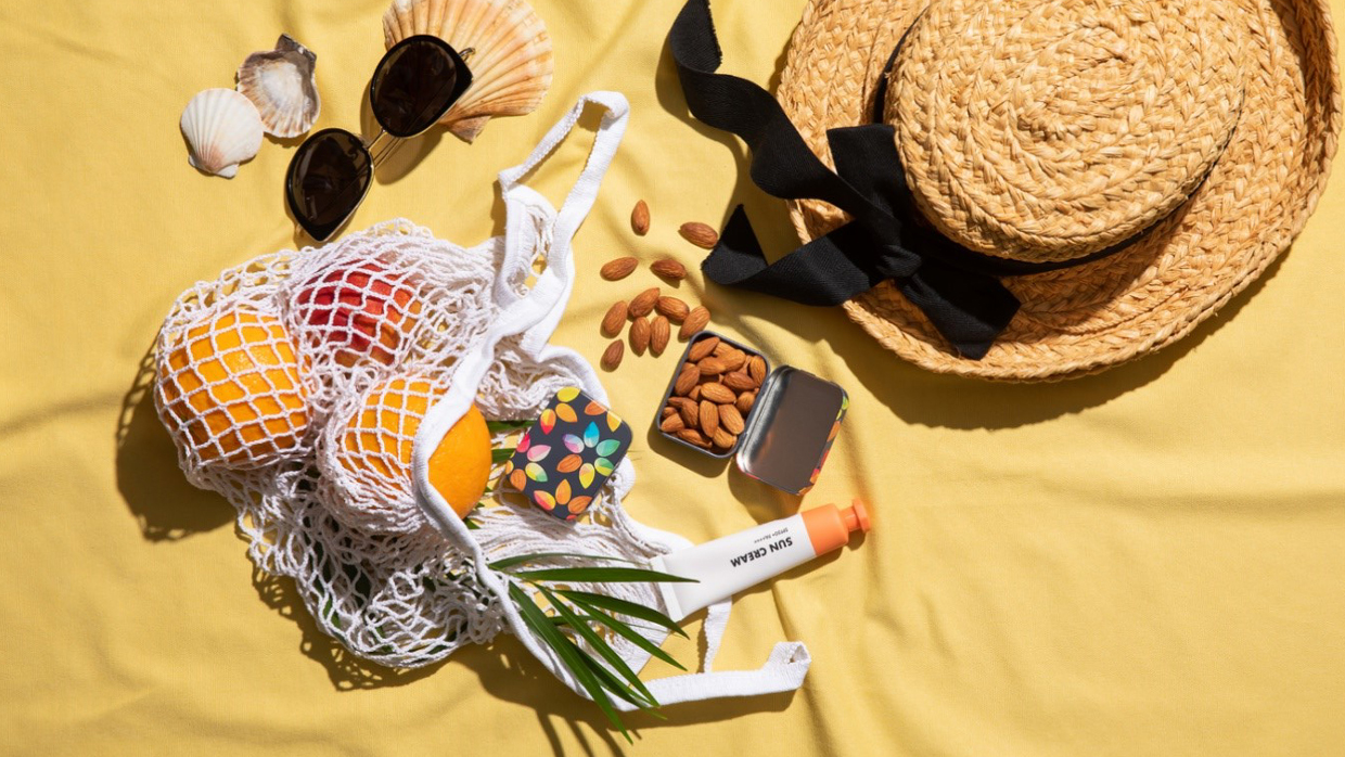 hat with almonds and tin